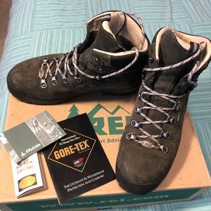 REI women’s waterproof hiking boots-size 9.5